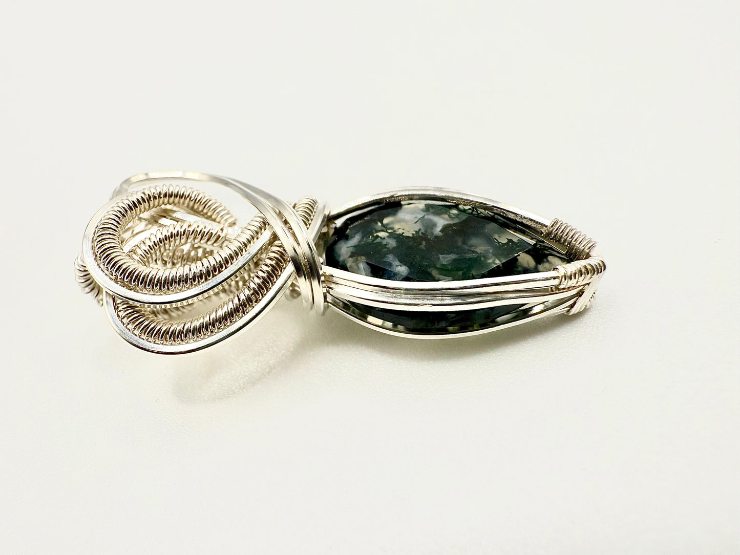 B112) Moss Agate Pendant Necklace In Sterling Silver