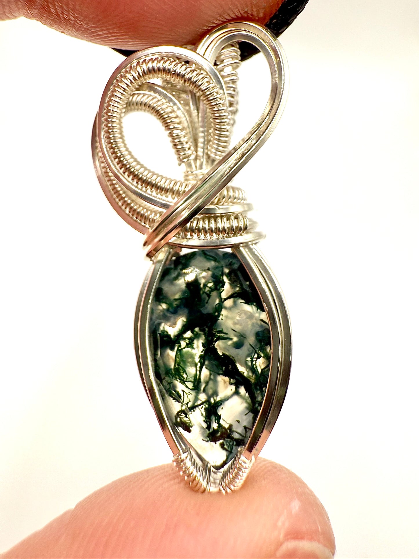 B112) Moss Agate Pendant Necklace In Sterling Silver