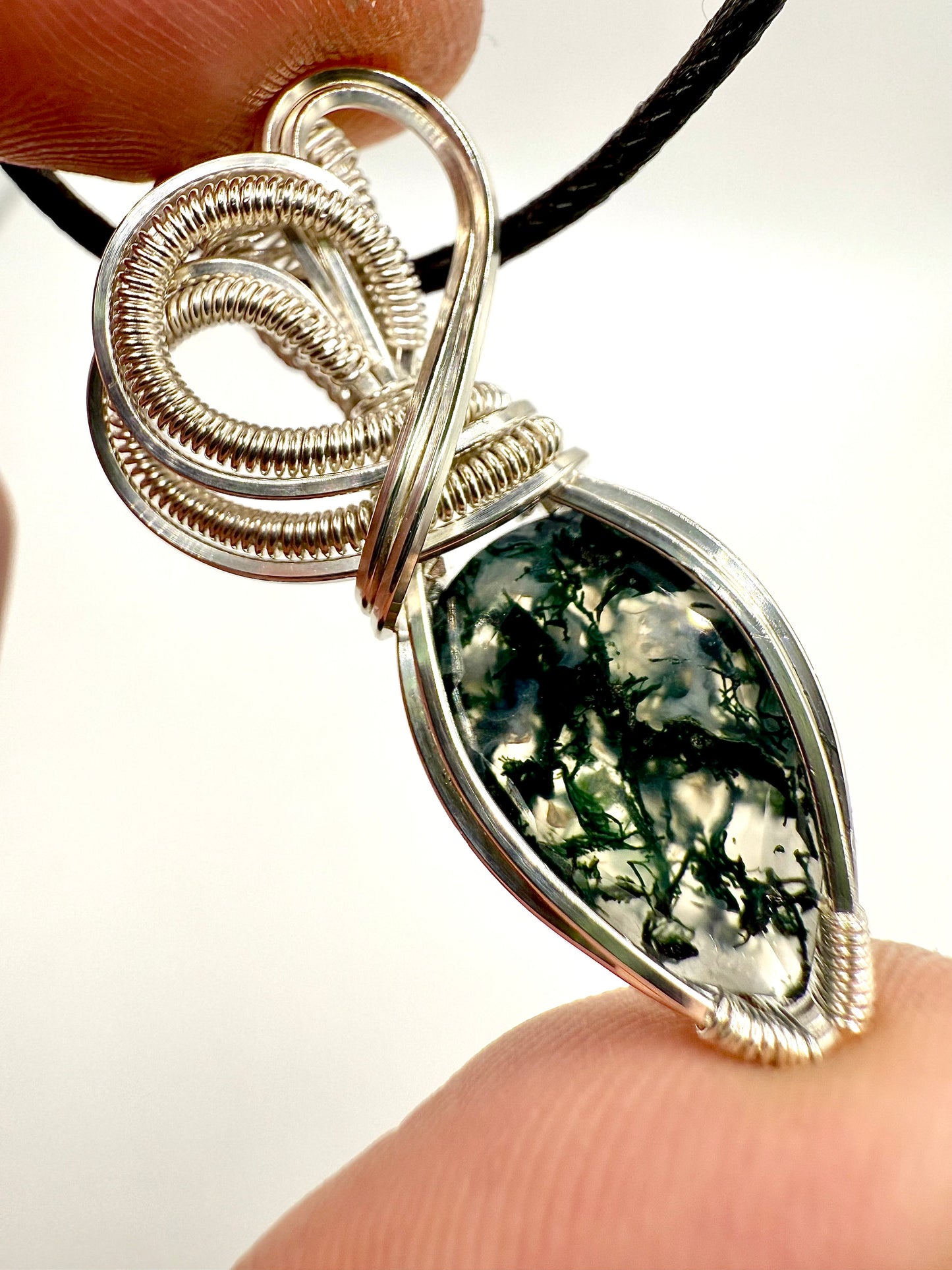 B112) Moss Agate Pendant Necklace In Sterling Silver