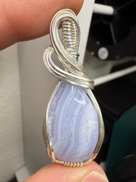 B112) Blue Lace Agate Pendant Necklace In Sterling Silver