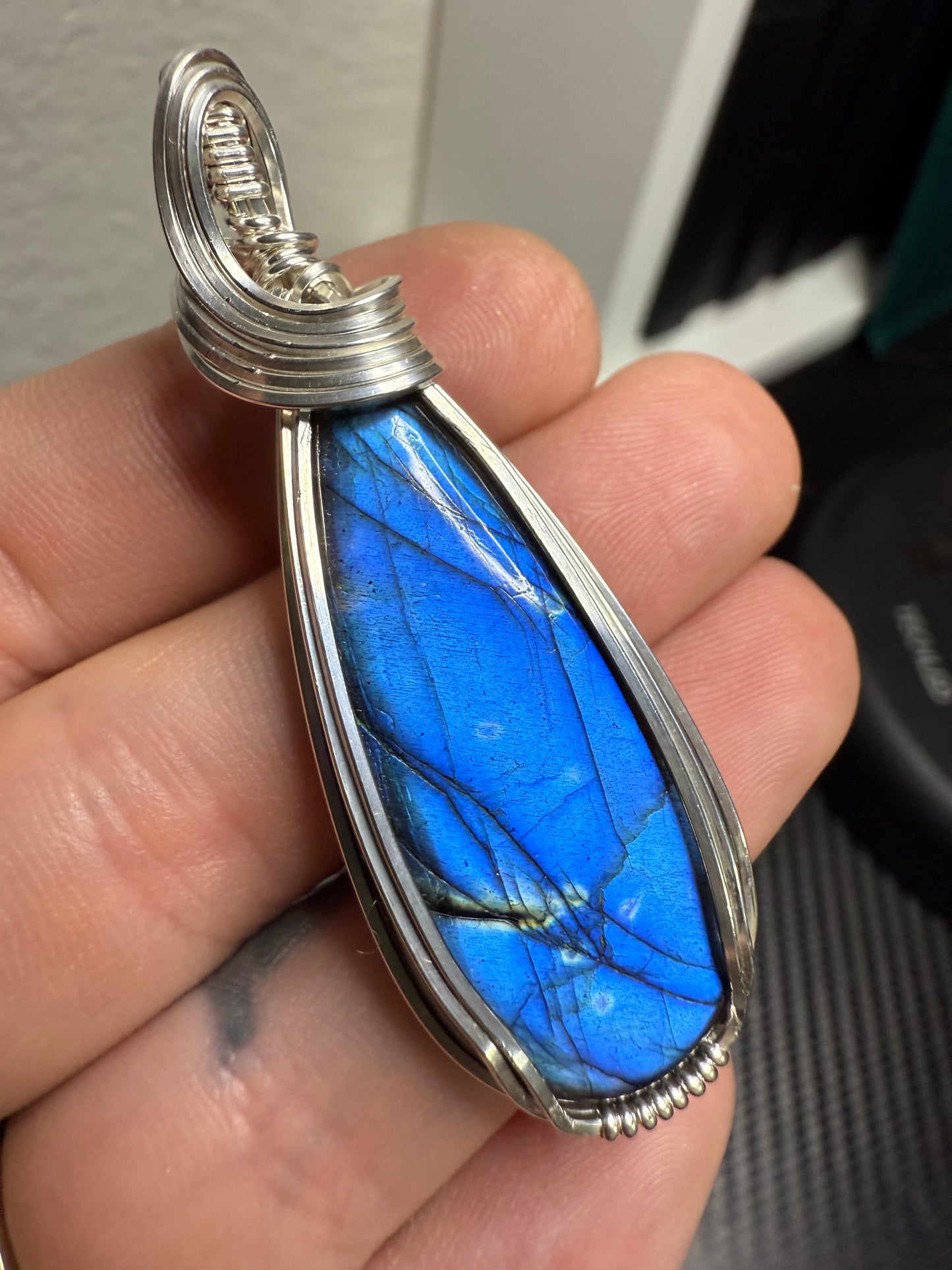 B112) Amazing Flash Blue Labradorite Pendant In Sterling Silver