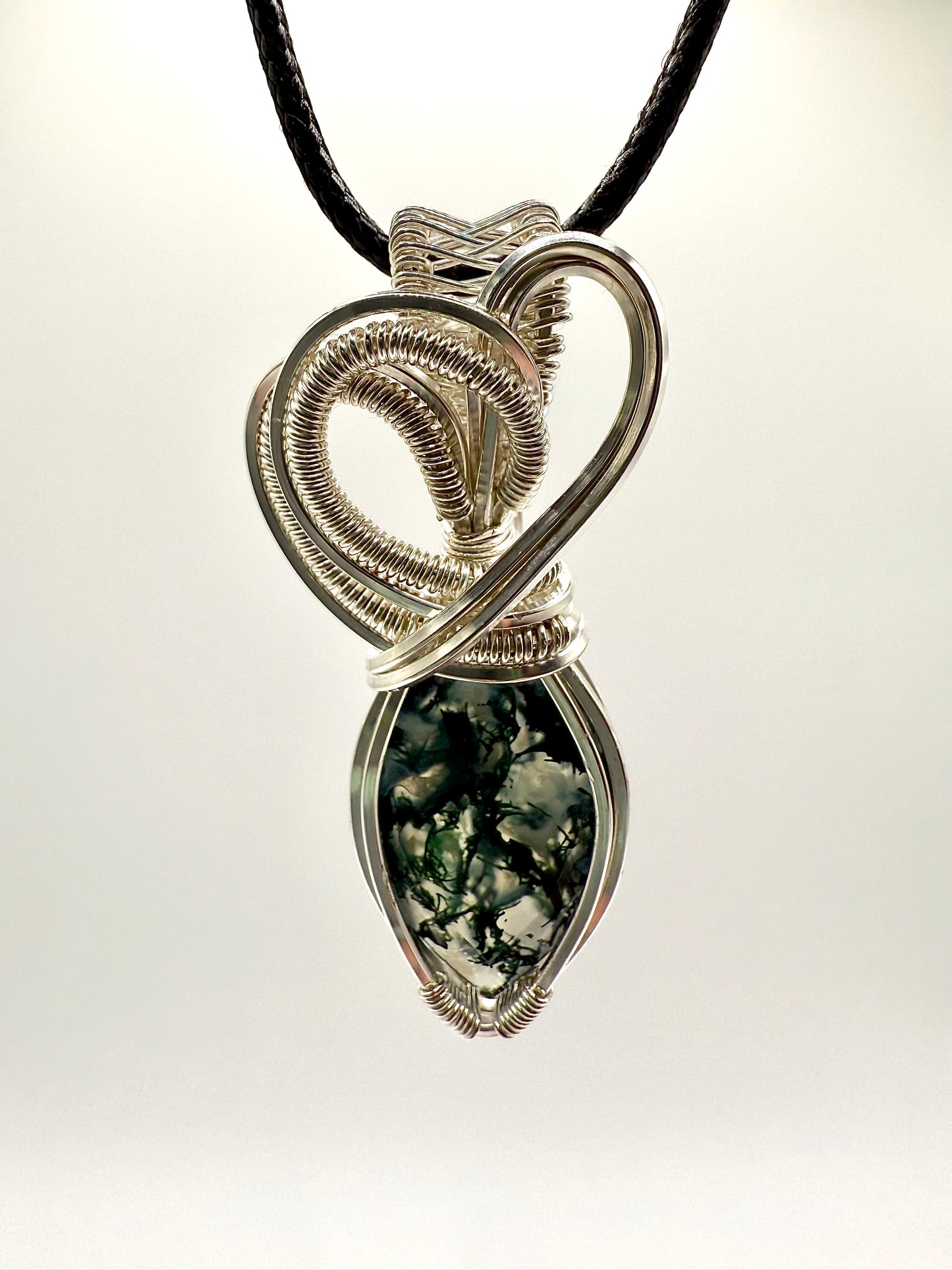 B112) Moss Agate Pendant Necklace In Sterling Silver