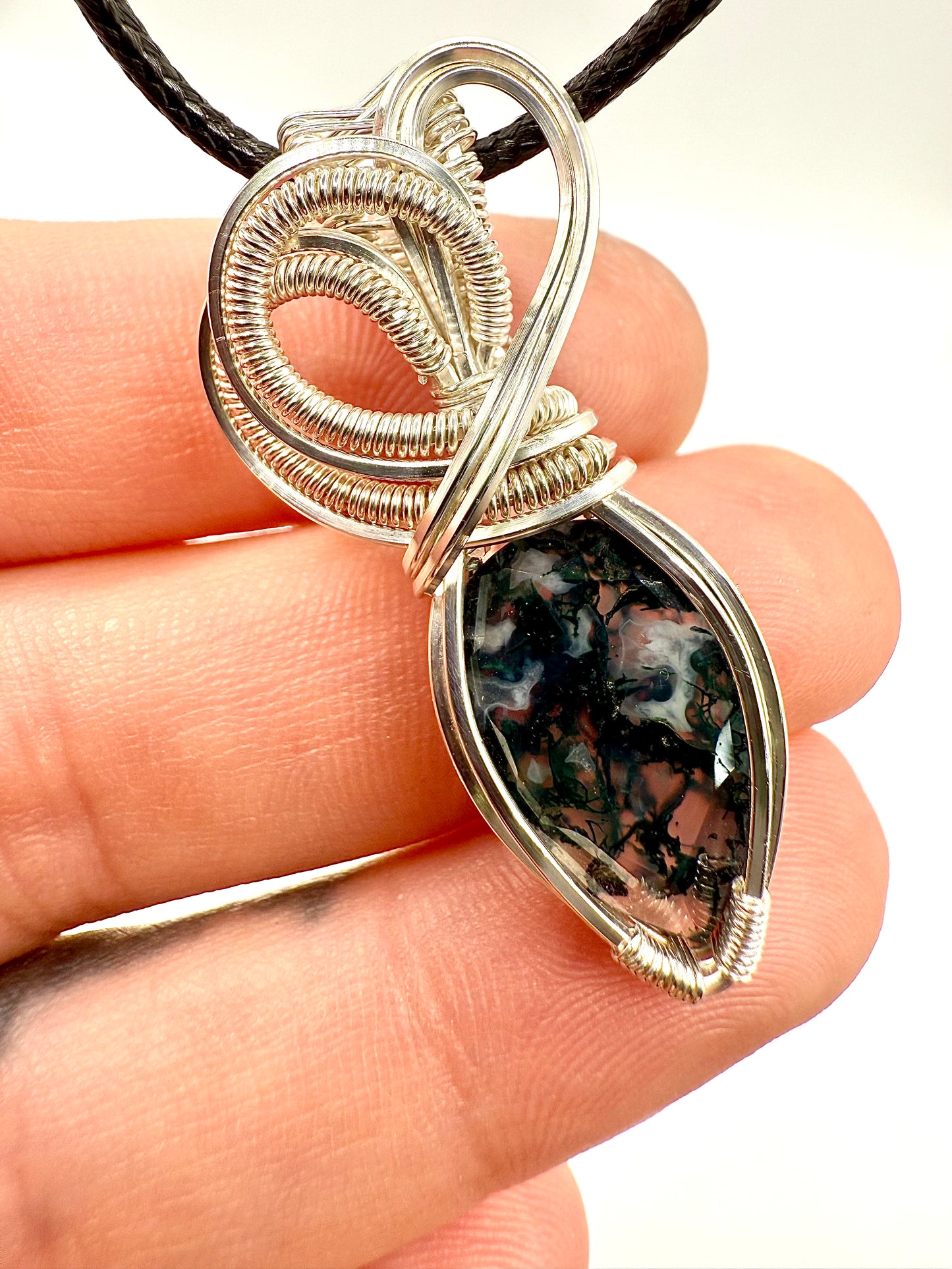 B112) Moss Agate Pendant Necklace In Sterling Silver