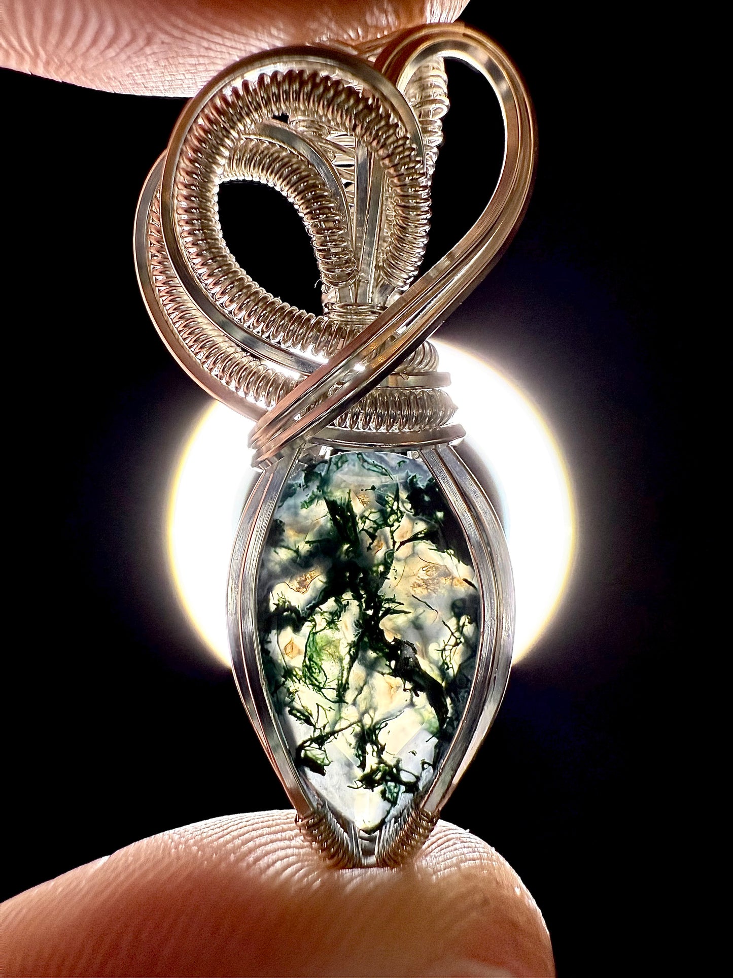 B112) Moss Agate Pendant Necklace In Sterling Silver