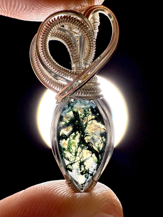 B112) Moss Agate Pendant Necklace In Sterling Silver