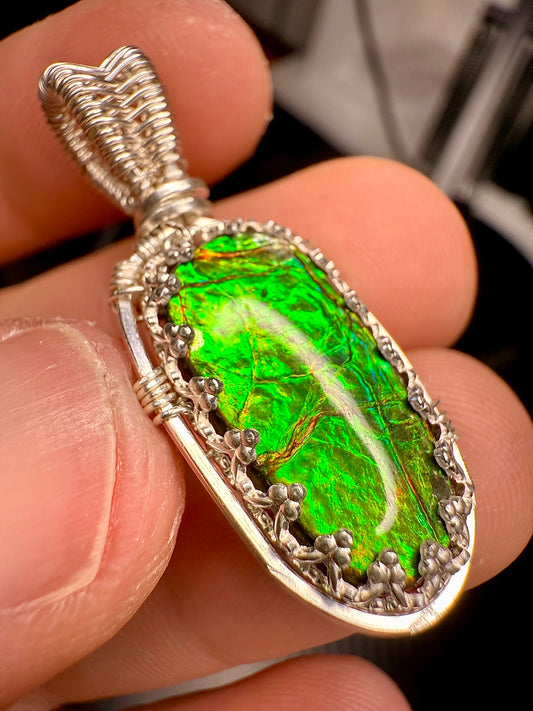 C112) Natural Ammolite Pendant Necklace In Sterling Silver