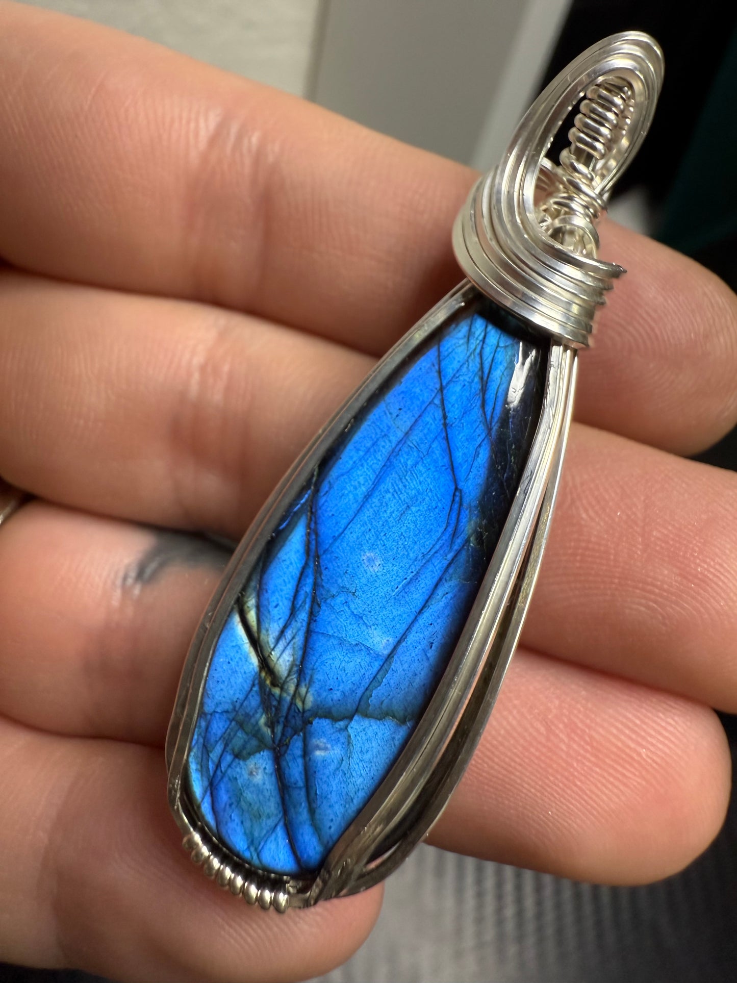 B112) Amazing Flash Blue Labradorite Pendant In Sterling Silver