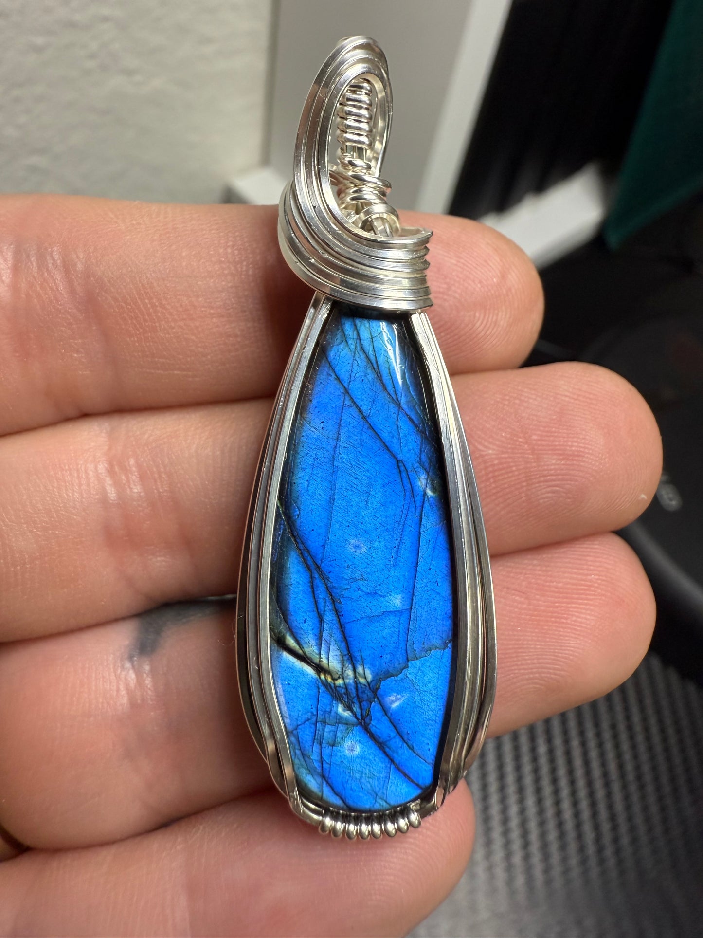 B112) Amazing Flash Blue Labradorite Pendant In Sterling Silver