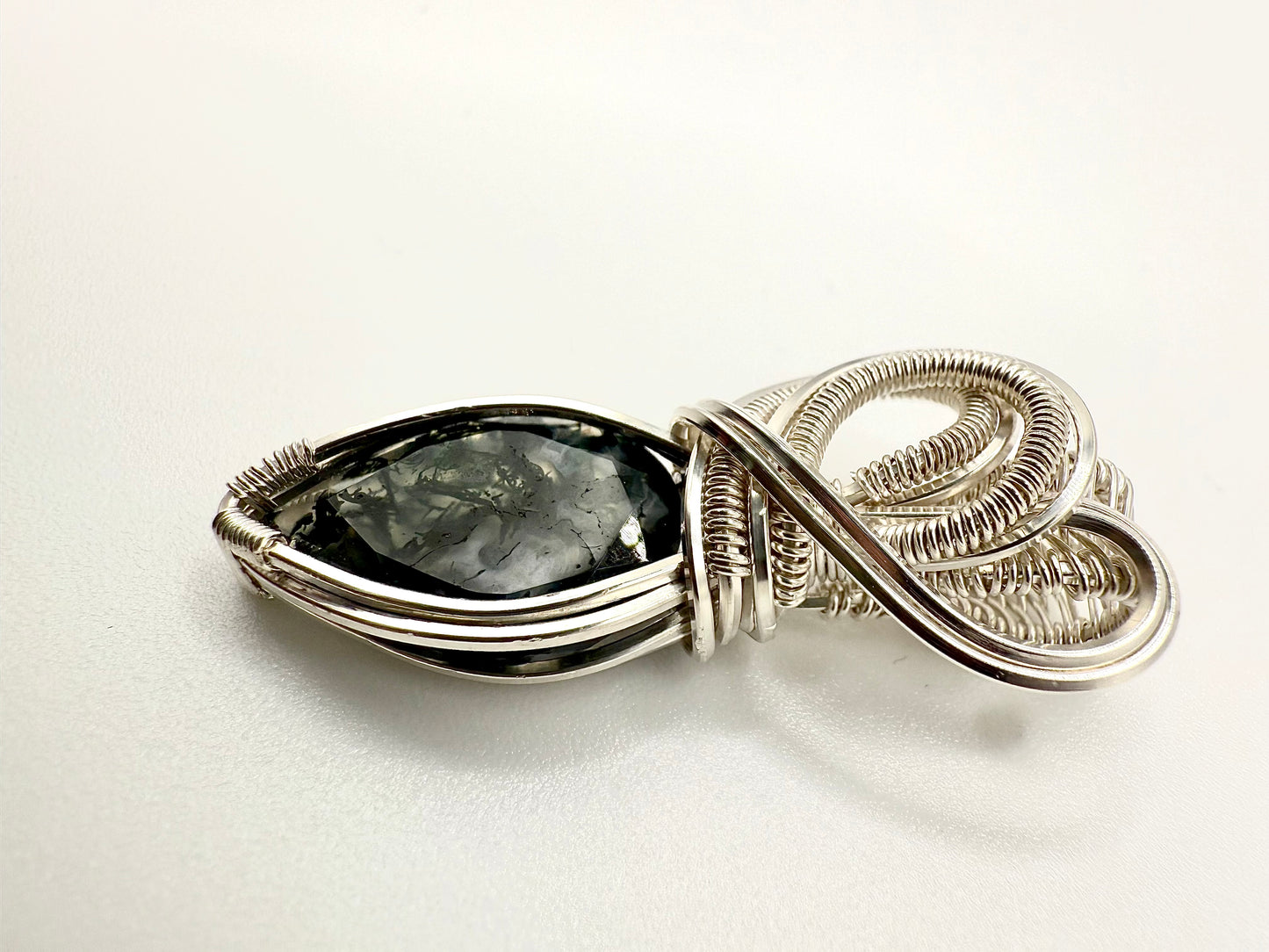 B112) Moss Agate Pendant Necklace In Sterling Silver